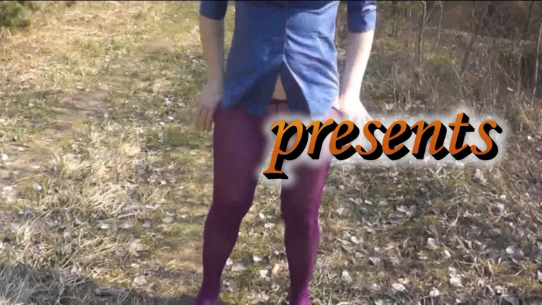 XXX-Platinum: MILF comel kencing di luar dalam pantyhose berwarna-warna tanpa seluar...