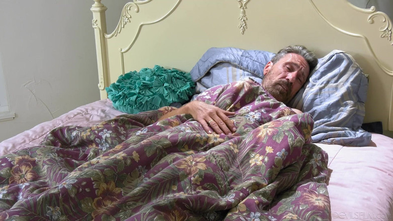 Out Of The Family: Seksowna laska Vanessa Sky dostaje jej słodki tyłek wyruchany przez...