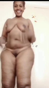 Provocando abrindo esfregando minha buceta preta saltando minha bunda do butão