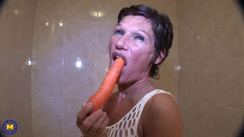 Mature NL: Người phụ nữ trưởng thành chạm vào núm vú lớn...