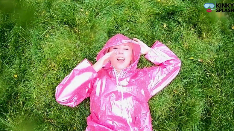 UKCuteGirl: Lucy's Transparent Rainwear &amp; provocação de buceta pública ao ar livre