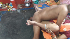 Sobha rani: 그녀의 오웬 하우스 힌디어 섹스 비디오에서 Jeth Ji의 핫한 신혼부부 바비 질싸