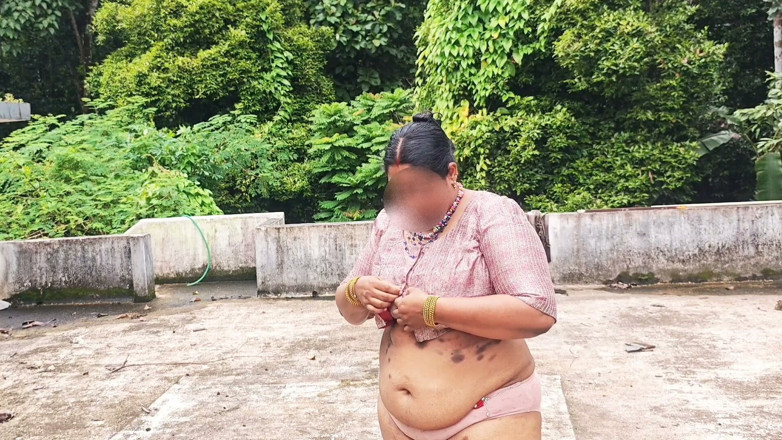 Anne Ipe: Awek montel dalam skirt putih dan merah jambu untuk berbogel...