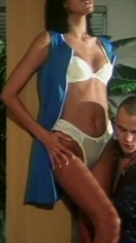 Elle surprend son copain en train de baiser une autre fille et se masturbe en les regardant
