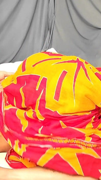 Indian Desi Bhabhi Fucking Delivery Boy in Doggy Style Wearing Saree While Her Husband Is Out of Town
