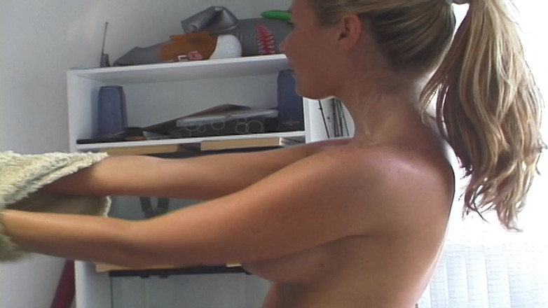 Dream Girls: 수영장에서 알몸으로 플레이하는 두 명의 쌓인 섹시녀