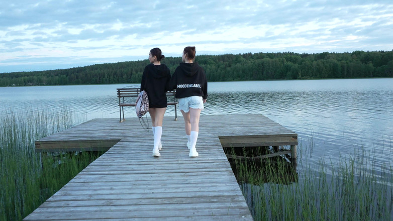 Apollon: Due ragazze si toglievano i vestiti sul lago. un surfista...