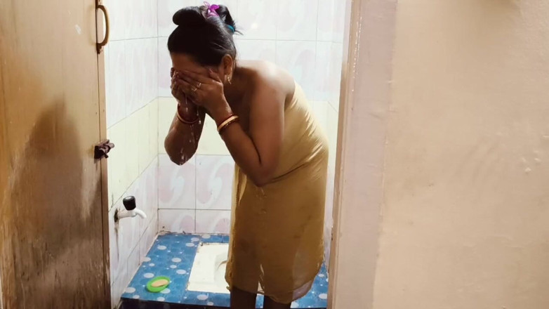 Madhu bhabhi: 自然村屋妻子裸体洗澡视频