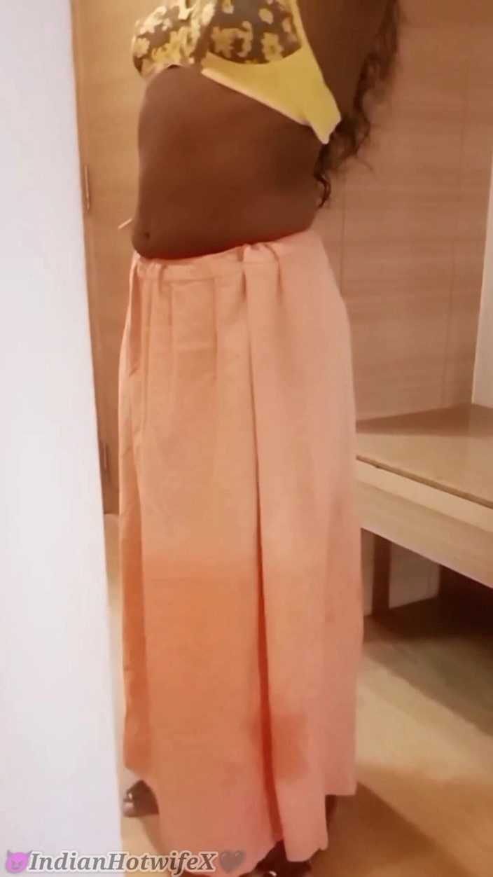 RenuRaj: Tamil desi sürtük evli kadın Renu boğaya gırtlağına kadar sakso çekiyor,...