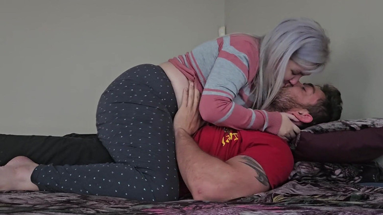 HornyPussy2018: Oameni care fac sex pasional Această femeie adoră să fie...