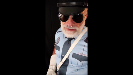 MusclesCigarsFFPig: Een agent straft