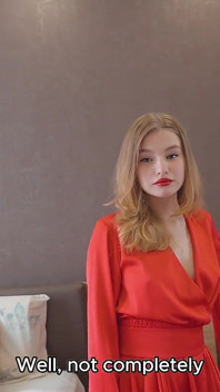 Profundo boquete molhado de uma esposa linda em vermelho