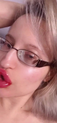 El brillo del lápiz labial rojo es cautivador