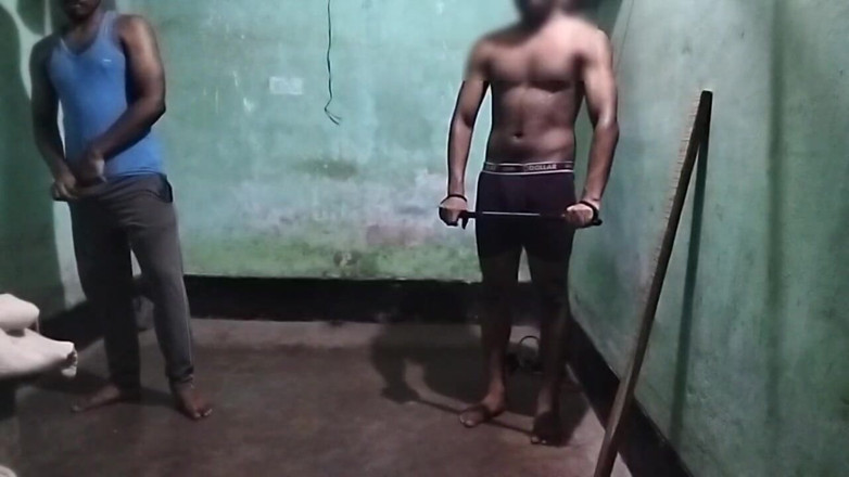 Desi Tits: Prima dată când băiatul de la sală se masturbează