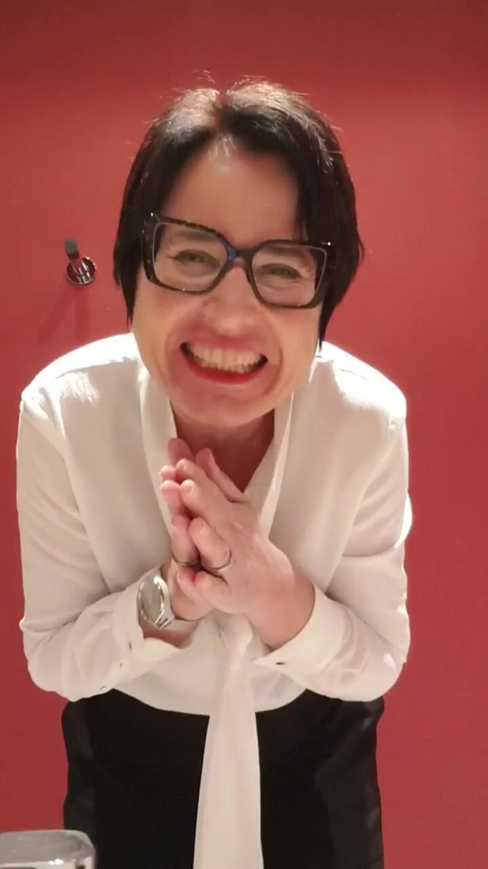 JulieEroticDress: Stříkání do kbelíku