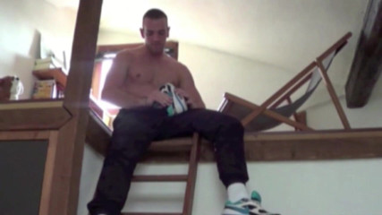 Young straight boy masturbation: เด็กกล้ามโตช่วยตัวเองกับปัสสาวะและรองเท้าผ้าใบ