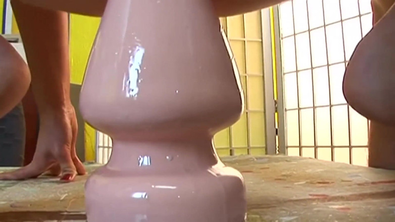 Toy Sluts: Schätzchen mit strapon und ein paar dildos gefickt