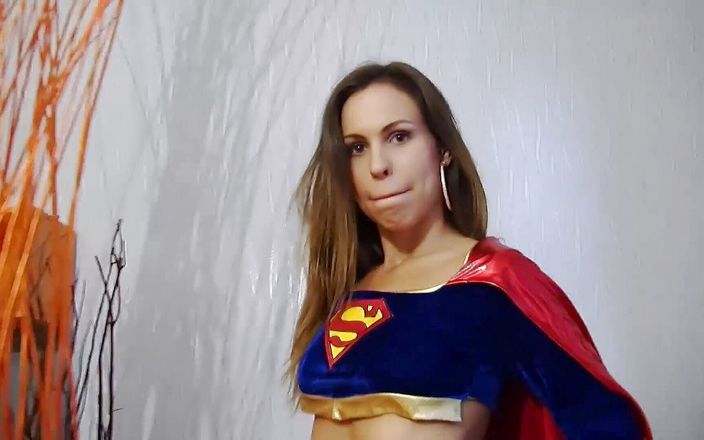 Toy Sluts: Mooie babe in supermanskostuum gebruikt dildo in haar poesje