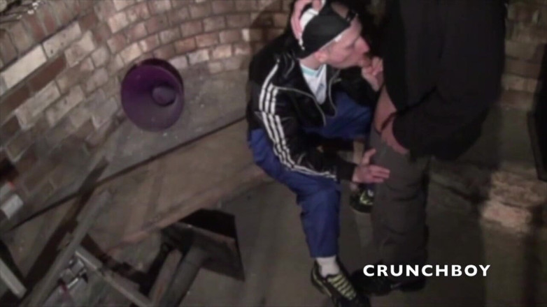 Sneaker gay: Scaly lad sneaker làm nhục trong tầng hầm kín đáo