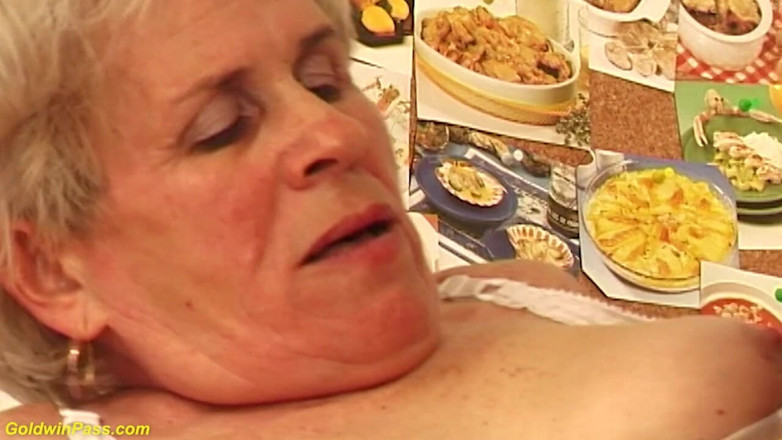 Goldwin pass: Behaarte 79 jahre alte mollige mutter wird von ihrem jungen toyboy...
