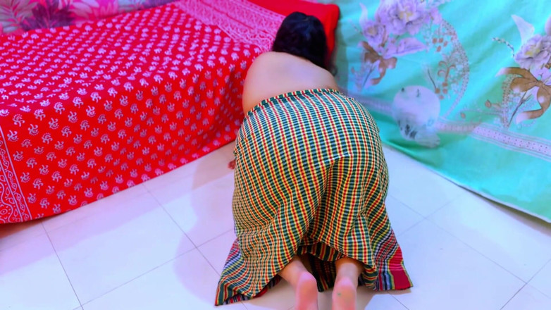 Aria Mia: 美丽的半裸继母被困在床底下并展示她的大屁股，让我火辣地被肛交