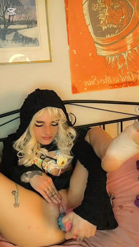 La bionda riempie di crema tutti i suoi giocattoli con la sua figa succosa, troppo stretta per il suo nuovo dildo mostruoso