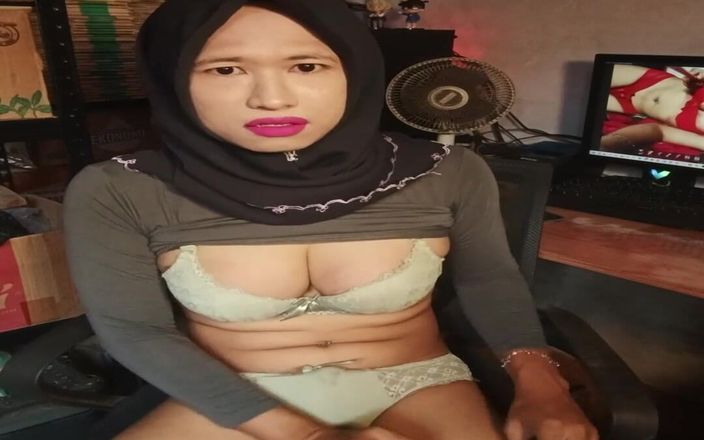Mitha Zhe: Hijabklädda Shemale Shemale tycker om onani tills hon sprutar