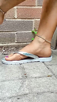 Pequeños pies asiáticos en chanclas de plata - vol 2