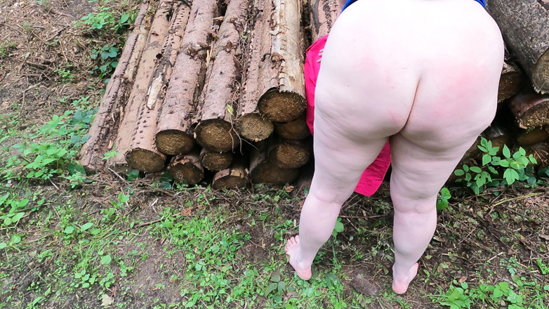 Bouncy Tits Action: Figa, culo e tette che sbattono sul percorso della foresta