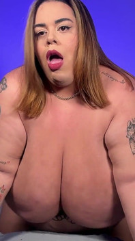 Loira Latina SSBBW Com Seios Enormes De Látex