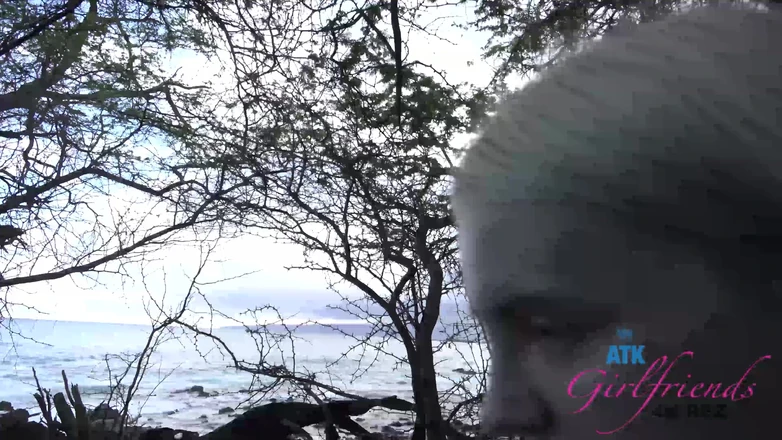 ATK Girlfriends: Kate писает на улице для тебя