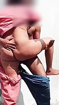 丰满的印度性感人妻吮吸鸡巴并被干