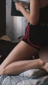 Der Ehemann Reinigt Seinen Anus, Während Ich Spiele.