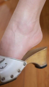 Asmr menjuntai tumit lambat - clogs kayu, suara nilon lembut