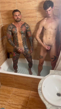 Iubitul surorii mele vitrege mă prinde în baie și ne masturbăm împreună