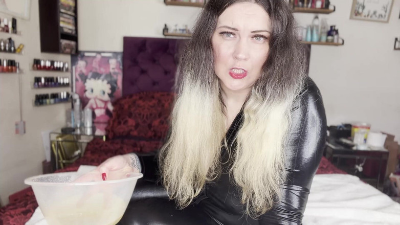 MissFFW: Mistress Ffw Pisses in a Bowl to Show Loser