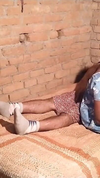 La sorellastra è andata a casa sua e l'ha scopata