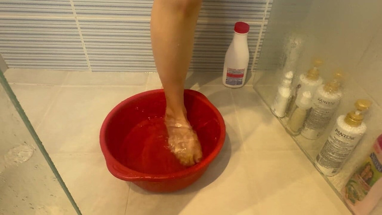 scarlettandc: Vrouw Massage Tus. Voeten in een sopje tot een orgasme