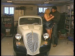 Black Sinner: Puttana bionda viene scopata da un cazzo nero sul cofano...