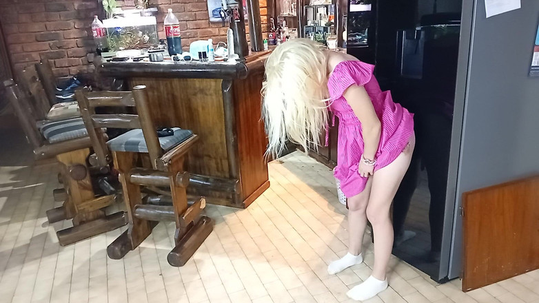 18blondteen: Šukání ledničky, zatímco můj přítel se dívá