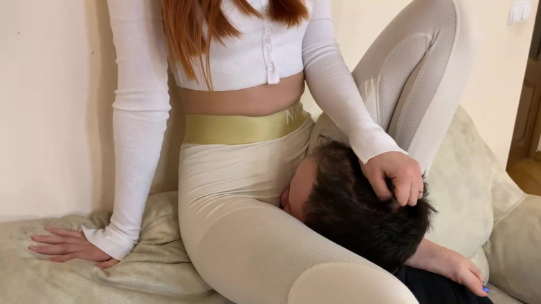Petite Princesses Femdom: Une petite maîtresse en legging sportif accepte le culte de...