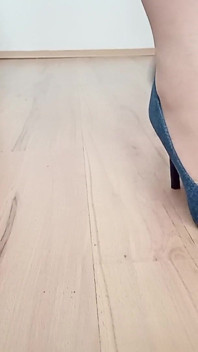 Crossdresser anda em jeans azul sexy apontou dedo do pé, bombas de salto alto com fivela