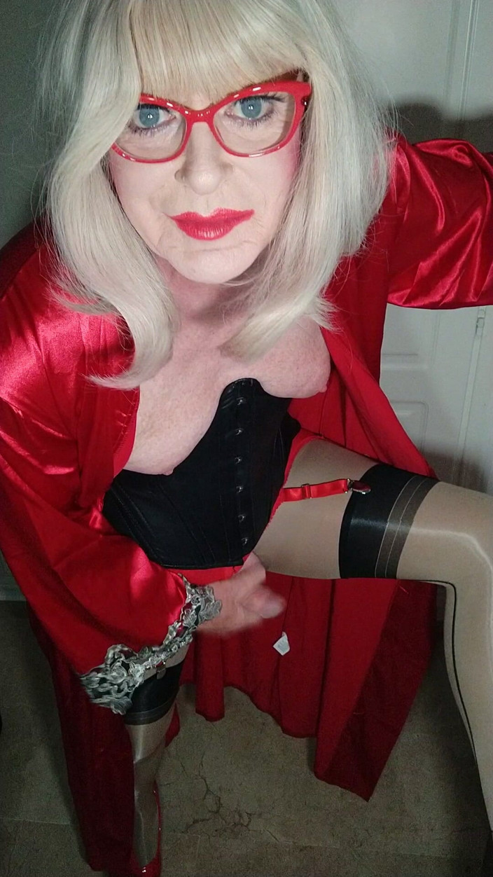 Emma Browne: Una veloce sborrata del travestito