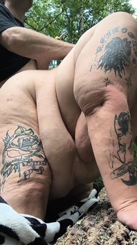 Nas folhas de outono, ele dobra essa gorda sobre aquela árvore grande