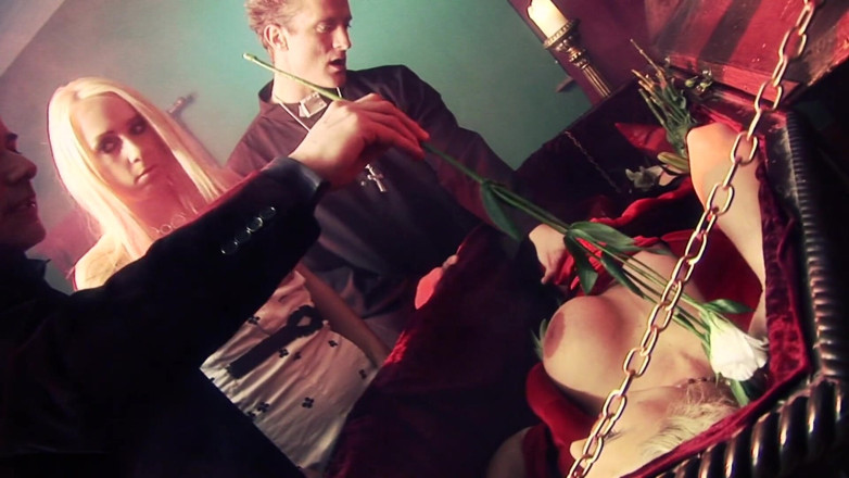 Porncentro: Vampire bitch is thirsty for claret and cock sucking