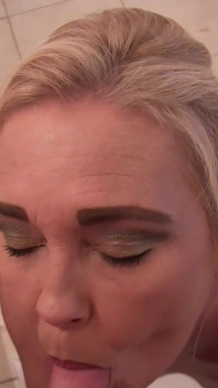 Eine heiße MILF bekommt die jungfräulichkeit des schüchternen jungen (hd-format)