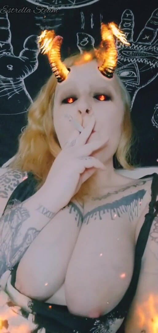 Estrella Steam: Démon kouří cigaretu
