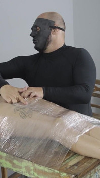 Akemi omezena, dotýkaná a dominovala