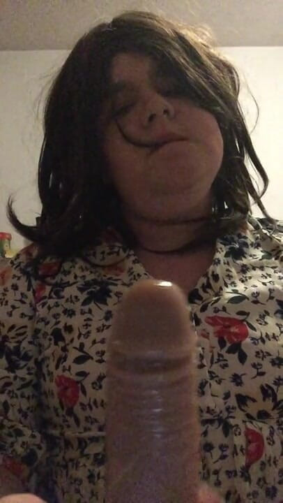 BifloXXX: Brunetka crossdresser głębokie gardło dildo