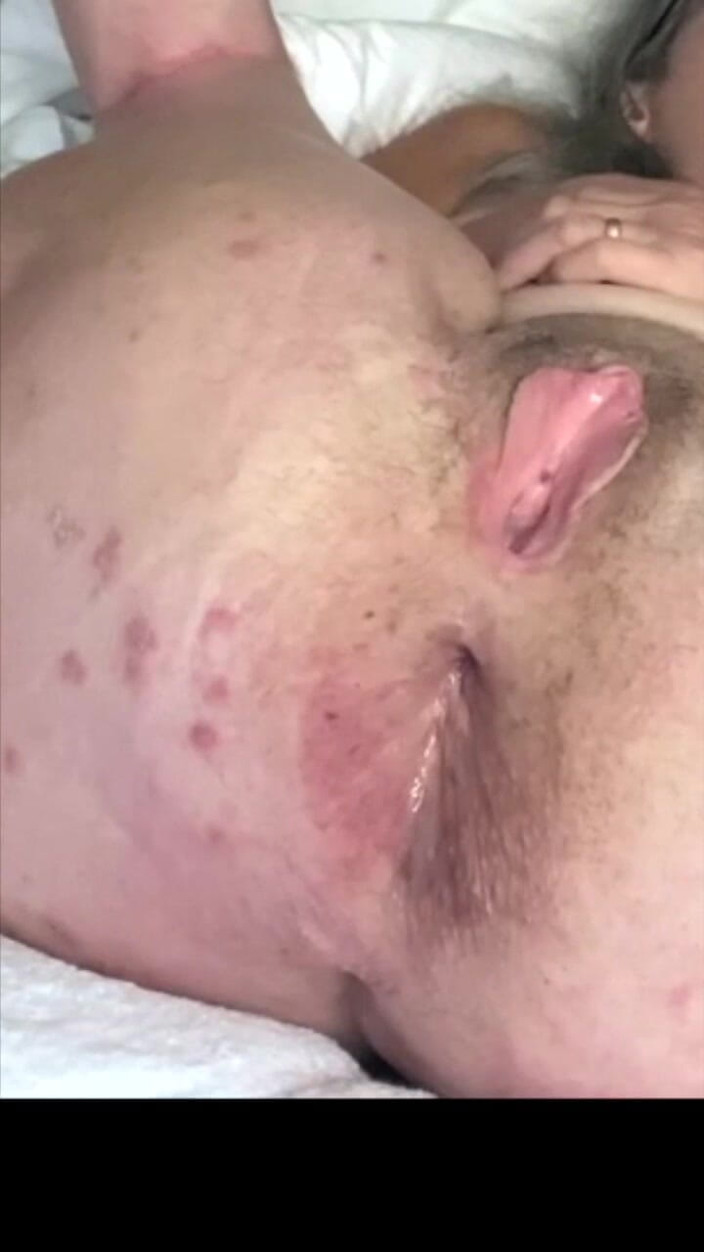 Squirting Senior: Close-up anale creampie en poesje spreiden rijpe moeder